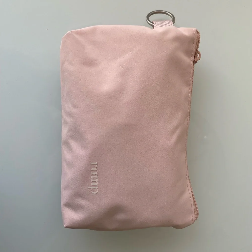 Leash for cat or dog with collar and a storing pouch.